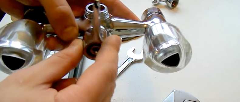 Установите переключатель на место