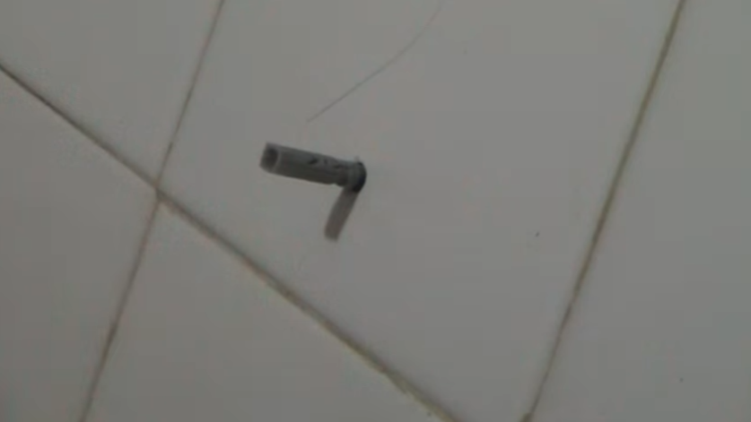 Установка дюбеля. Забить киянкой