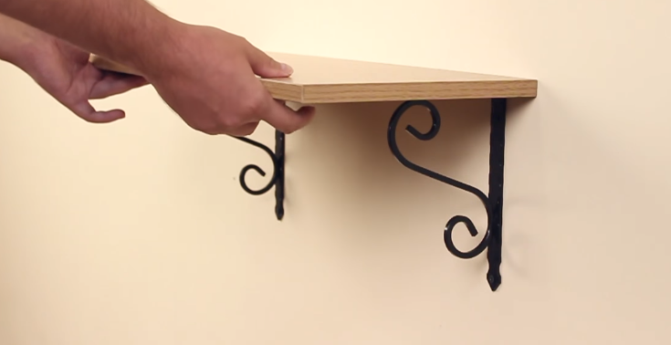 Установлен второй кронштейн. Укладывают полку