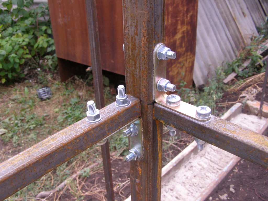  Узел крепления вертикальной стойки и двух поперечных балок (вариант соединения, если нет сварочного аппарата)