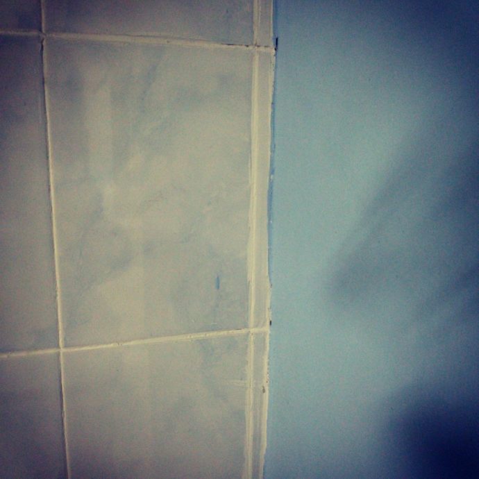 Узкий отрезок плитки справа смотрится непрезентабельно