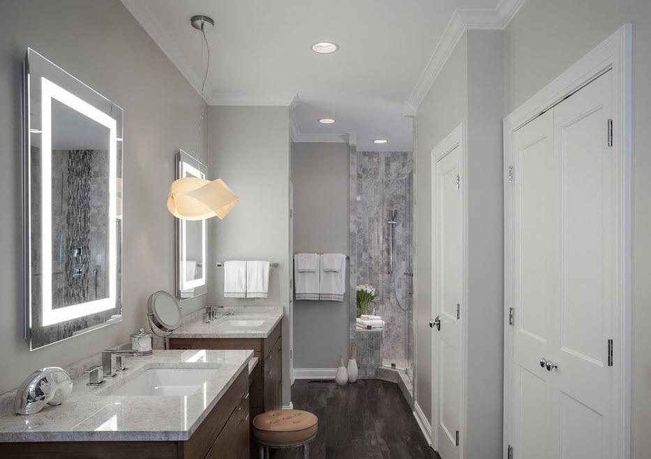 В настоящее время в широкой продаже можно встретить зеркала с подсвеченной рамой