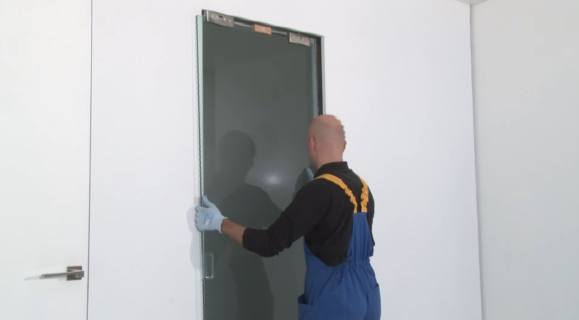 В одиночку устанавливать двери могут только опытные профессионалы