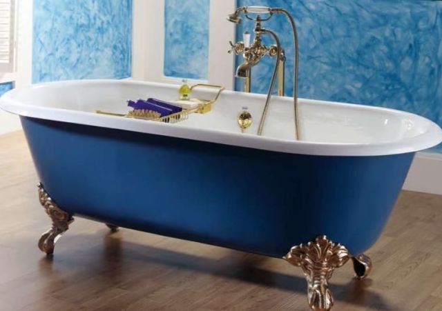 В одиночку занести такую ванну даже на второй этаж вряд ли удастся