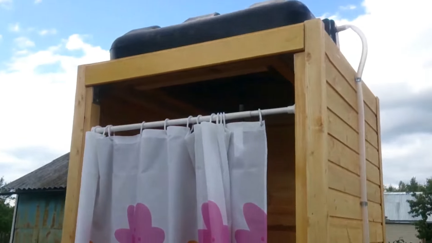 Вагонка после нанесения пропитки. Повешена занавеска