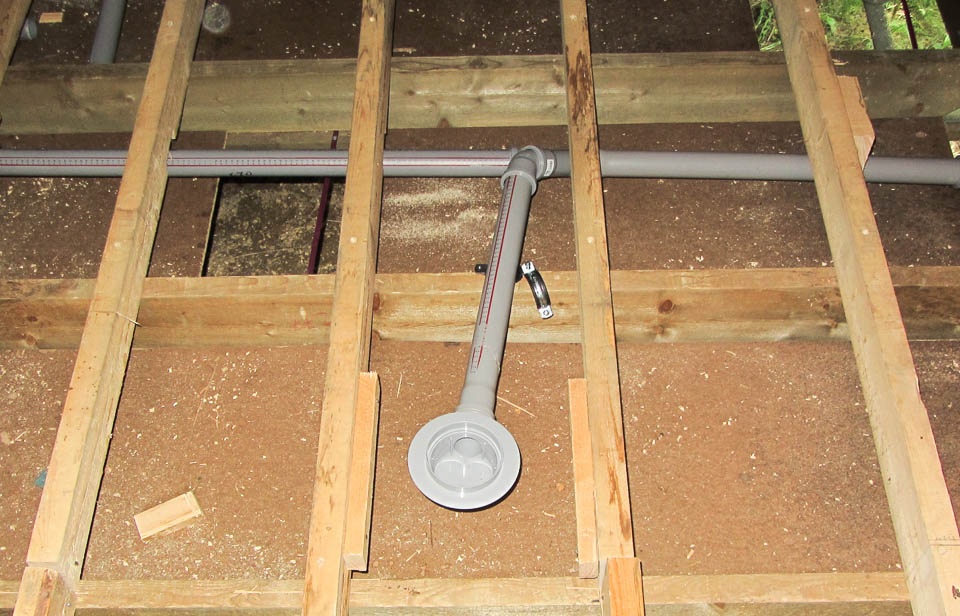 Важно учитывать расположение труб и трапа