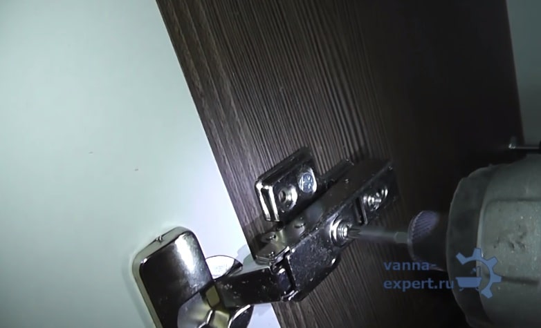 Винт, который отвечает за наклон дверцы