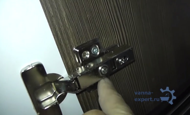 Винты сверху и снизу позволяют регулировать положение дверцы по высоте