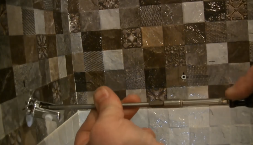 Вкручиваем саморез через элемент крепления полки