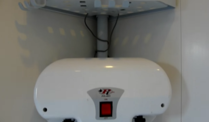 Водонагреватель прикреплен к полке с помощью проволоки