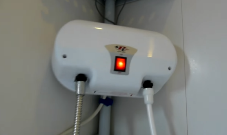 Водонагреватель включен в сеть, загорелся индикатор