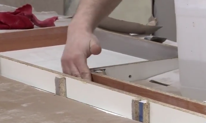 Воском натирают все поверхности опалубки