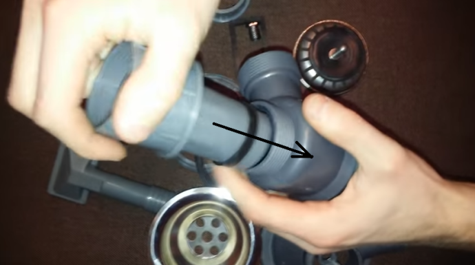 Вставляем патрубок в отверстие