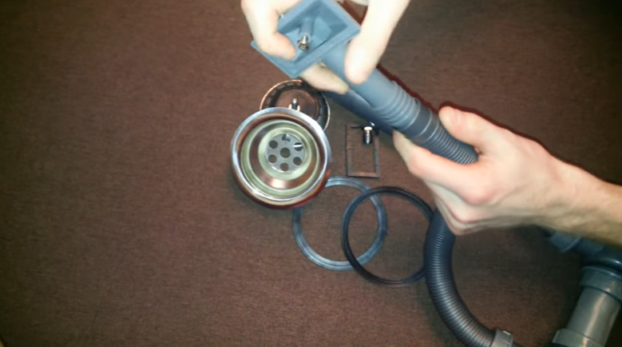 Вставляем пластиковую деталь в шланг