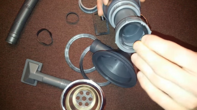 Вставляем уплотнитель