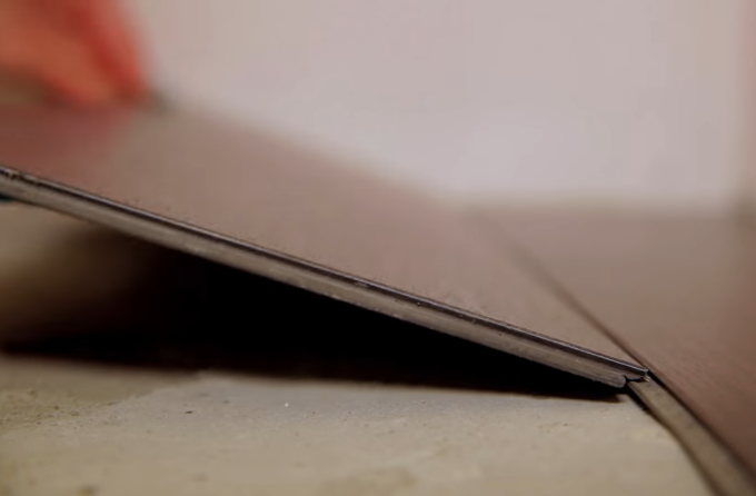 Вставьте плитку в продольный замок, защелкните