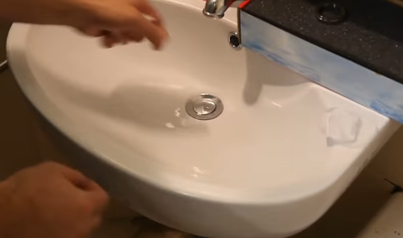 Зазор между ванной и тумбой с раковиной. Видео технологического отверстия раковины. Раковина тэллевикен икеа. Раковина над стиральной. Умывальник видео.