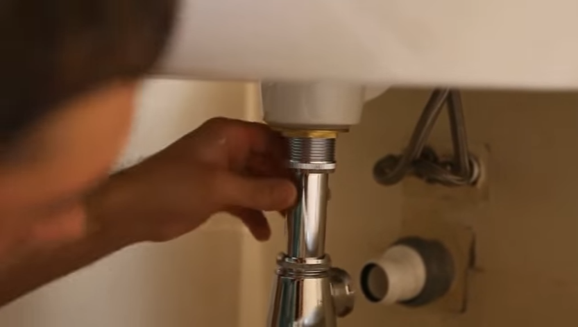 Вставьте установленную трубку в сифон, закрутите нижнюю гайку на трубке