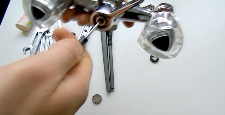 Выкручиваем винт