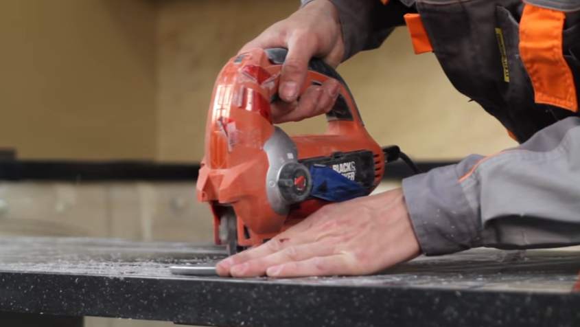 Выпиливание проема под раковину