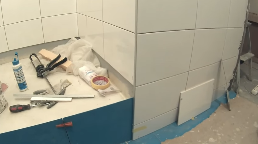 Выполнение облицовки стен в период высыхания стяжки