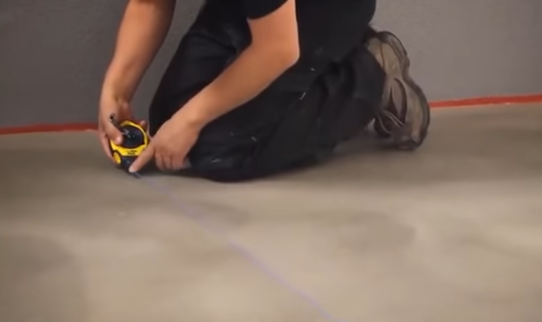 Выполнять разметку удобно, используя рулетку или отбивочный шнур