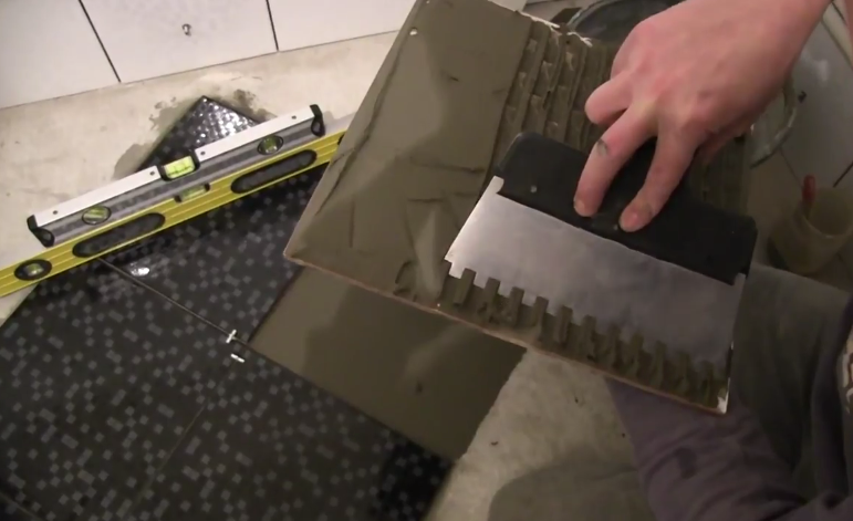 Выравнивание клея зубчатм шпателем