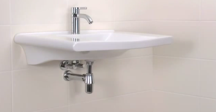 За полупьедесталом находится сифон