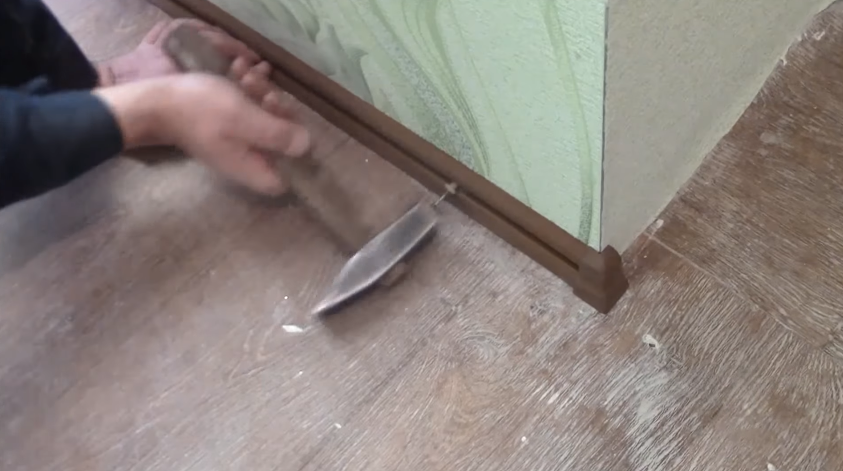 Забивание дюбеля с саморезом молотком