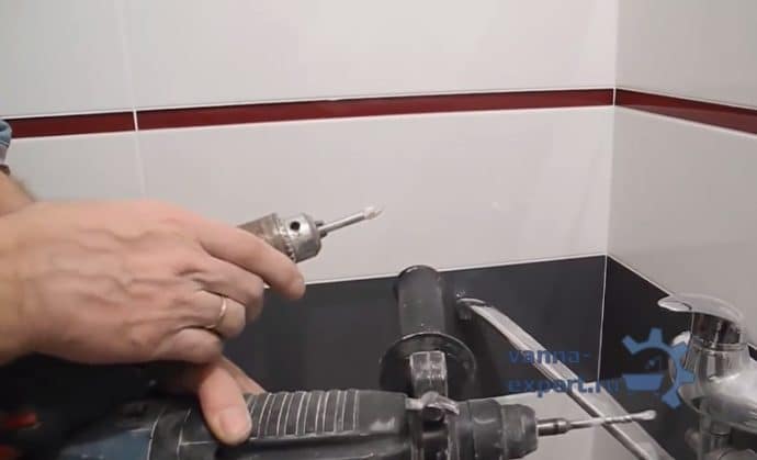 Закрепите сверло