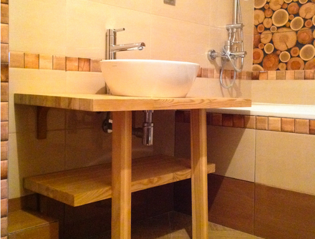 Закрепленная на кронштейнах столешница