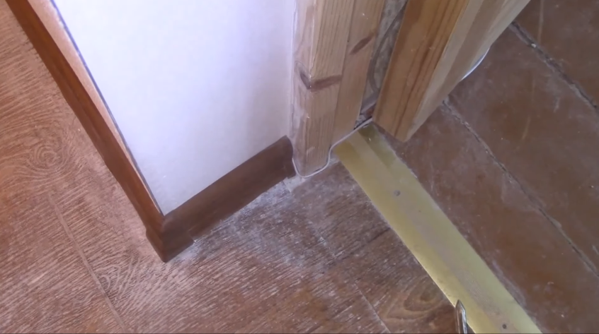 Закрепленный напольный плинтус