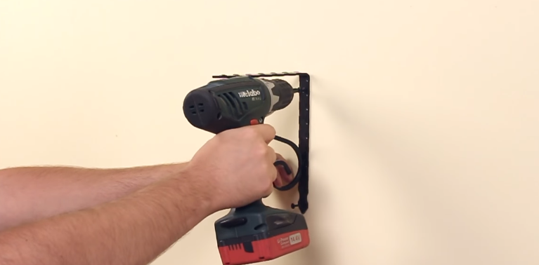 Закручивание шурупа