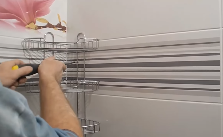 Закручивание шурупов, фиксация полочки