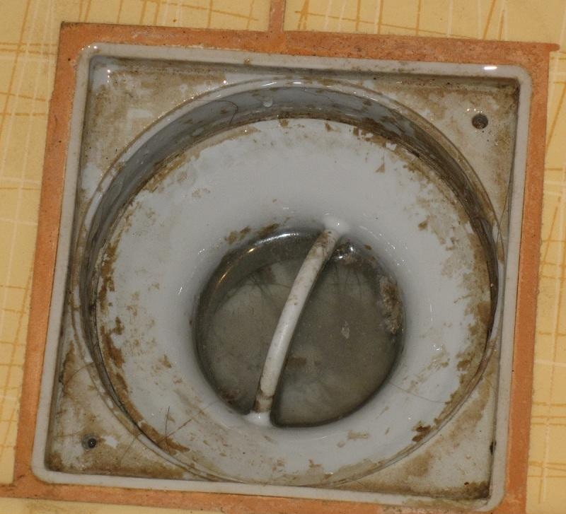 Засорившийся трап чистят после разборки