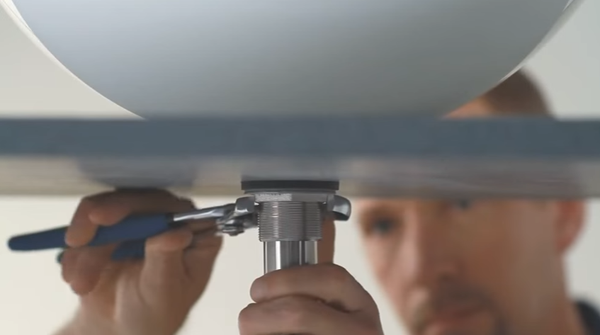 Затягивание гайки ключом