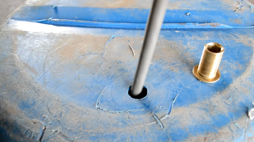 Заусенцы можно убрать напильником