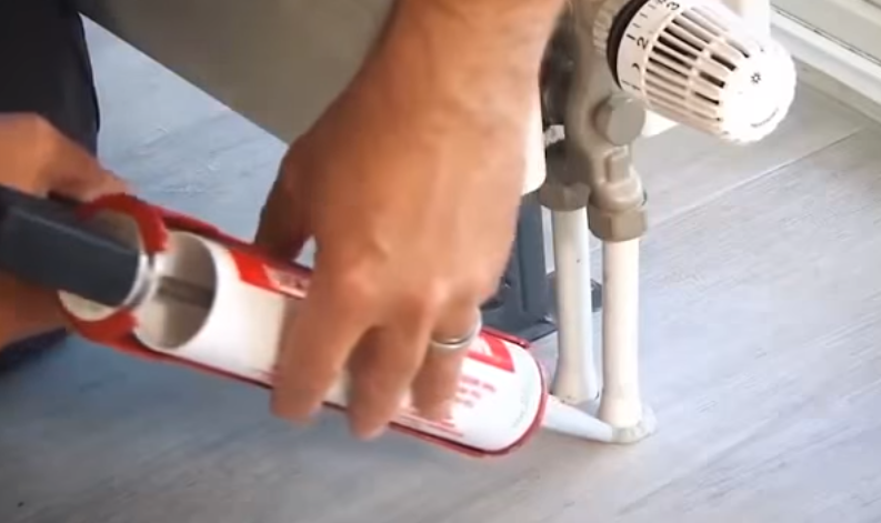 Зазоры заполняют герметиком