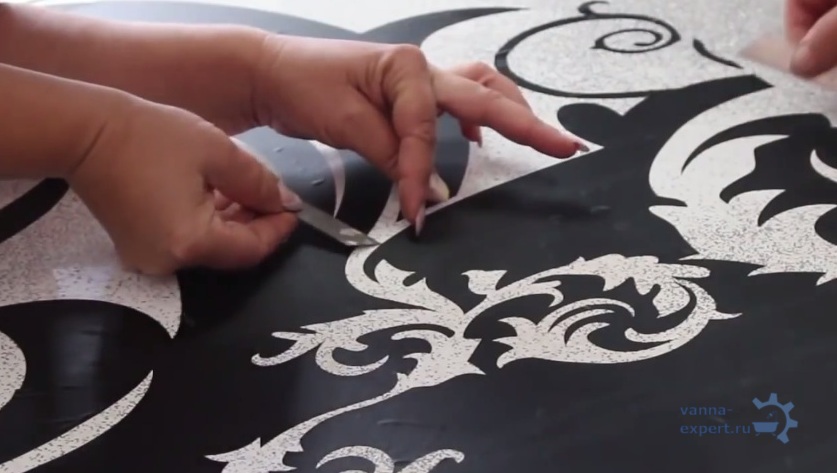 Процесс приклеивания декора