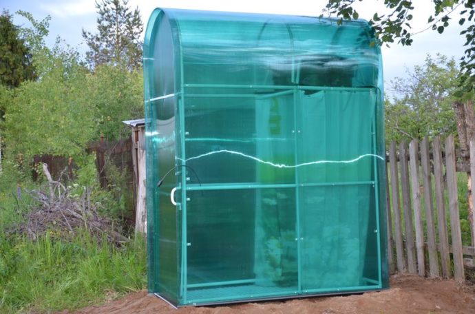 Уличный душ для использования в летнее время