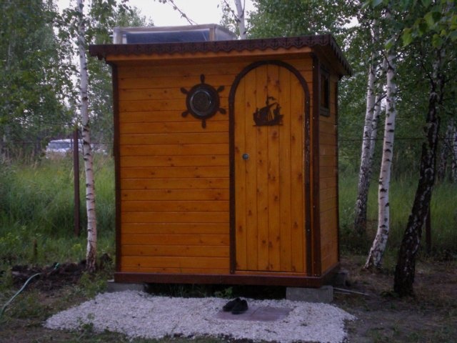 Дачный душ позволит совершить водные процедуры после работы на грядках