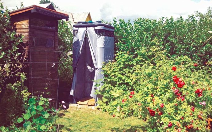 Нужно предусмотреть способ заполнения бака садового душа