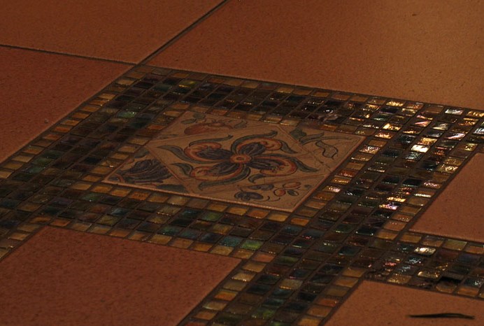 Мозаичные вставки в полу сочетание кафельной плитки в ванной