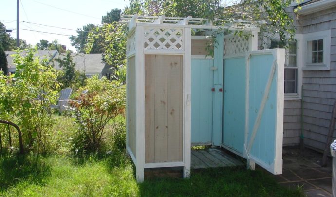 Деревянный дачный душ