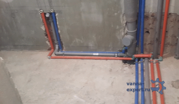Монтаж труб, установка маяков для выравнивания пола