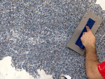 Для нанесения жидких обоев нет надобности специально подготавливать поверхность, они скрывают все неровности