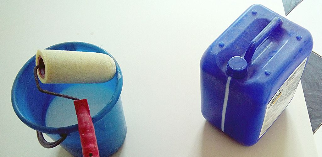 Разбавленная, грунтовочная смесь лучше ложится, быстрее схватывается. Тем не менее, глубокопроникающая лучше себя проявляет как раз в неразбавленном виде