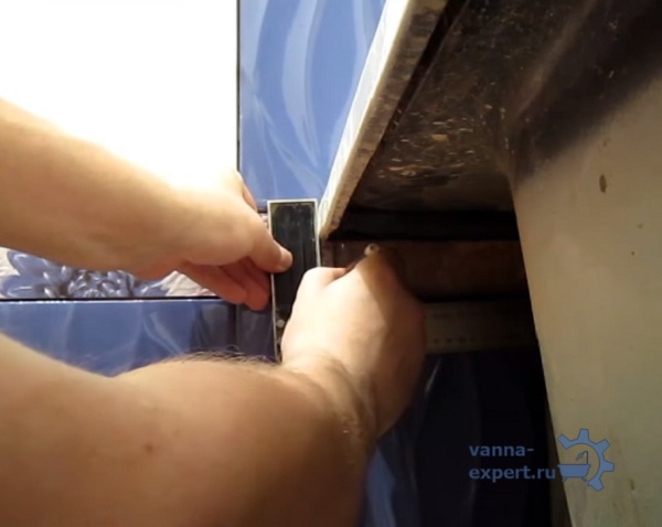 Определяют расположение крайней стойки каркаса