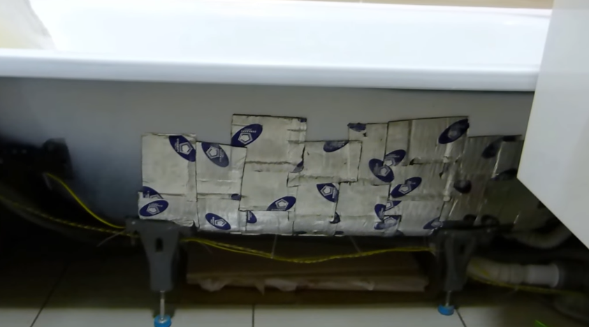 На дно ванны приклеена изоляция