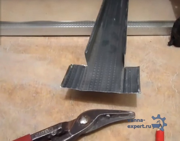 На фото показано, как разрезать профиль для стойки